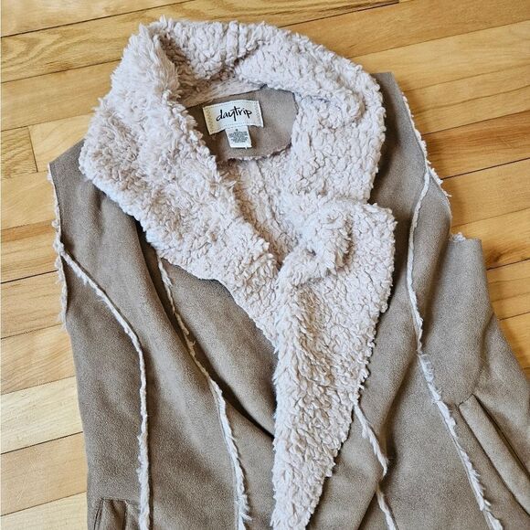 Daytrip Faux Fur Vest - Picture 3 of 7